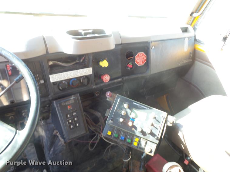 image for item DA6526 2002 International 4900 dump truck