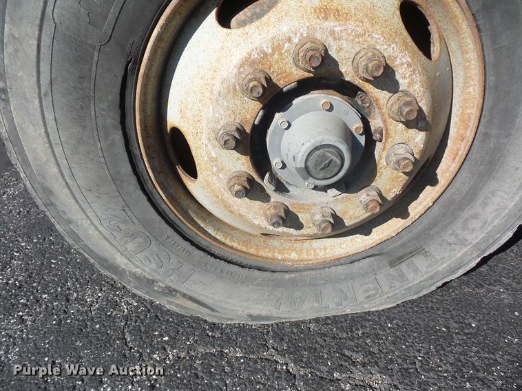 image for item DA6526 2002 International 4900 dump truck