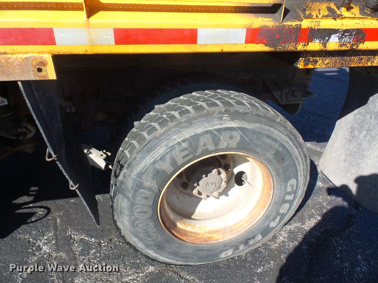 image for item DA6526 2002 International 4900 dump truck