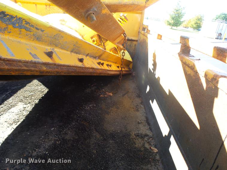 image for item DA6526 2002 International 4900 dump truck