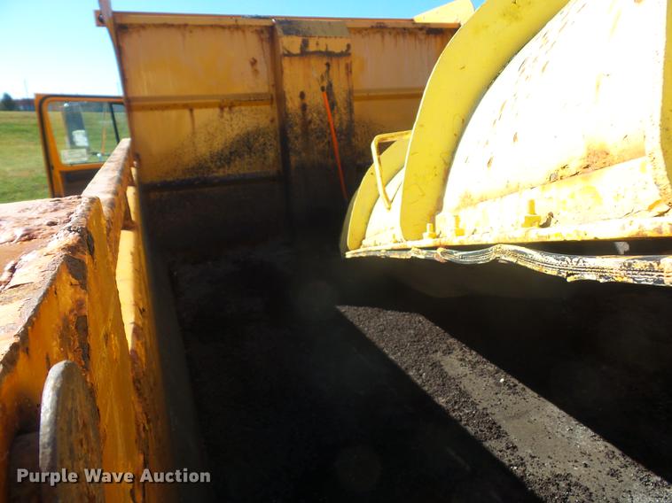 image for item DA6526 2002 International 4900 dump truck