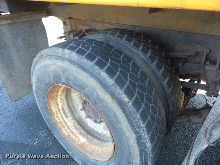 image for item DA6526 2002 International 4900 dump truck