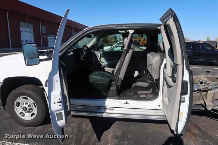 image for item DA6541 2013 Chevrolet Silverado 2500HD Ext.Cab pickup truck cab and chassis
