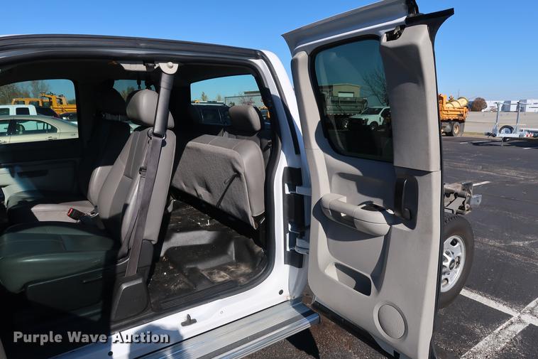 image for item DA6541 2013 Chevrolet Silverado 2500HD Ext.Cab pickup truck cab and chassis