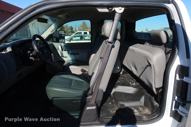 image for item DA6541 2013 Chevrolet Silverado 2500HD Ext.Cab pickup truck cab and chassis