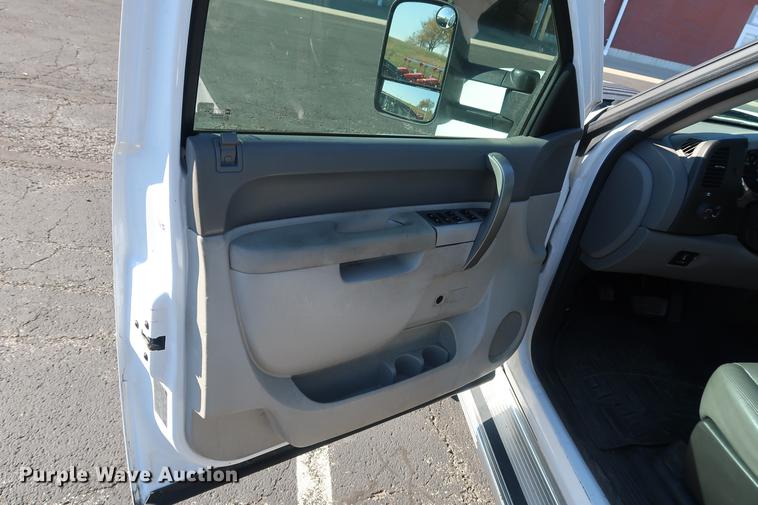 image for item DA6541 2013 Chevrolet Silverado 2500HD Ext.Cab pickup truck cab and chassis