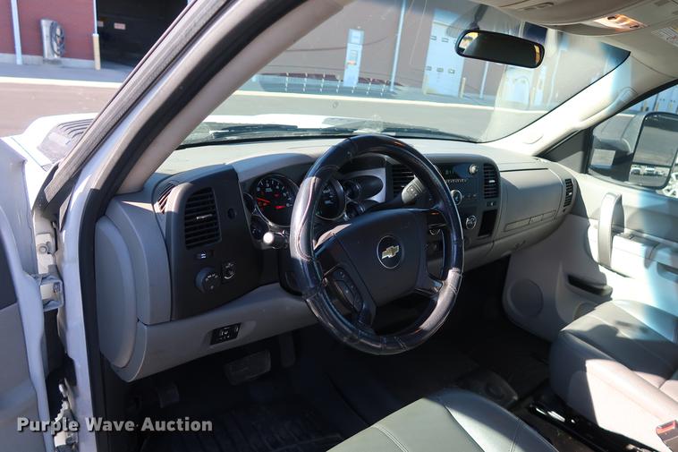 image for item DA6541 2013 Chevrolet Silverado 2500HD Ext.Cab pickup truck cab and chassis