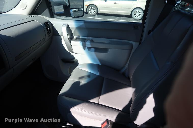 image for item DA6541 2013 Chevrolet Silverado 2500HD Ext.Cab pickup truck cab and chassis