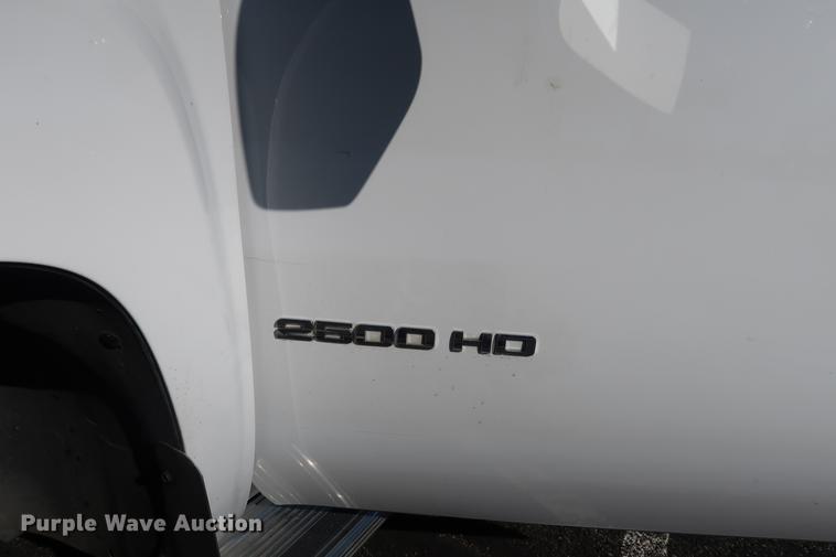 image for item DA6541 2013 Chevrolet Silverado 2500HD Ext.Cab pickup truck cab and chassis