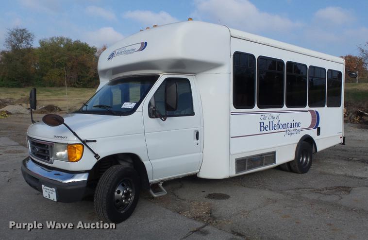 image for item DB6339 2006 Ford Econoline E450 Super Duty shuttle bus
