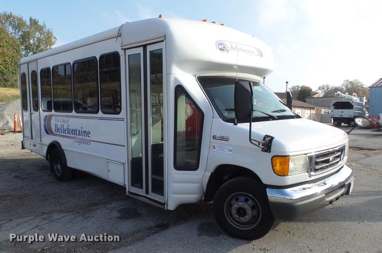 image for item DB6339 2006 Ford Econoline E450 Super Duty shuttle bus
