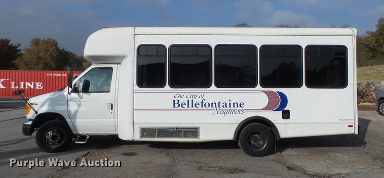 image for item DB6339 2006 Ford Econoline E450 Super Duty shuttle bus