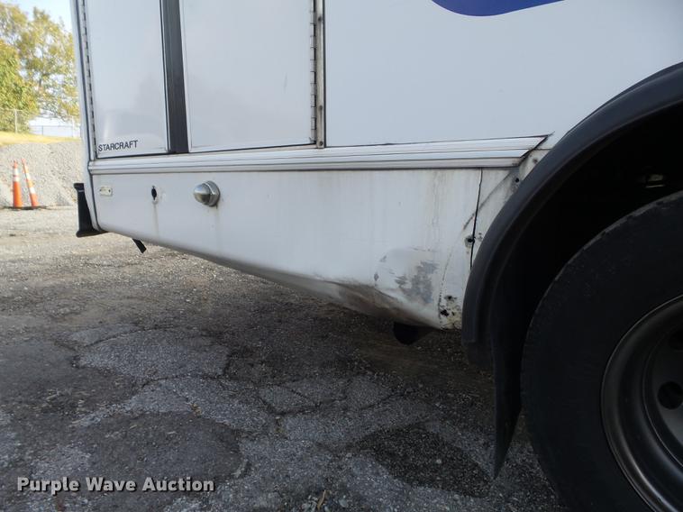 image for item DB6339 2006 Ford Econoline E450 Super Duty shuttle bus