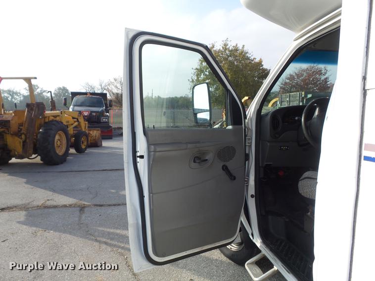 image for item DB6339 2006 Ford Econoline E450 Super Duty shuttle bus