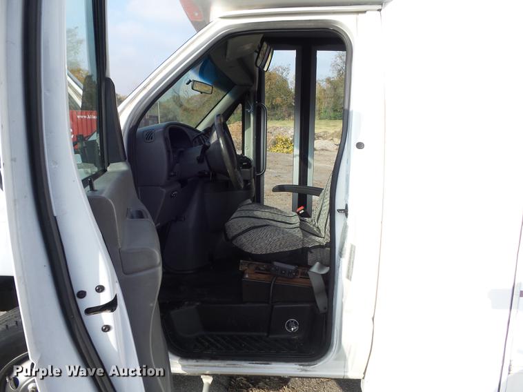 image for item DB6339 2006 Ford Econoline E450 Super Duty shuttle bus