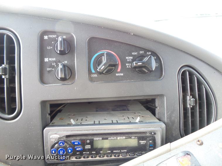 image for item DB6339 2006 Ford Econoline E450 Super Duty shuttle bus