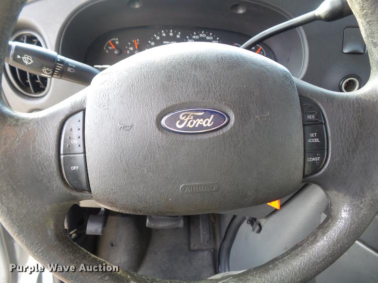 image for item DB6339 2006 Ford Econoline E450 Super Duty shuttle bus
