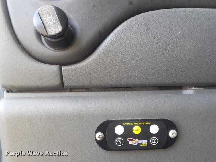 image for item DB6339 2006 Ford Econoline E450 Super Duty shuttle bus