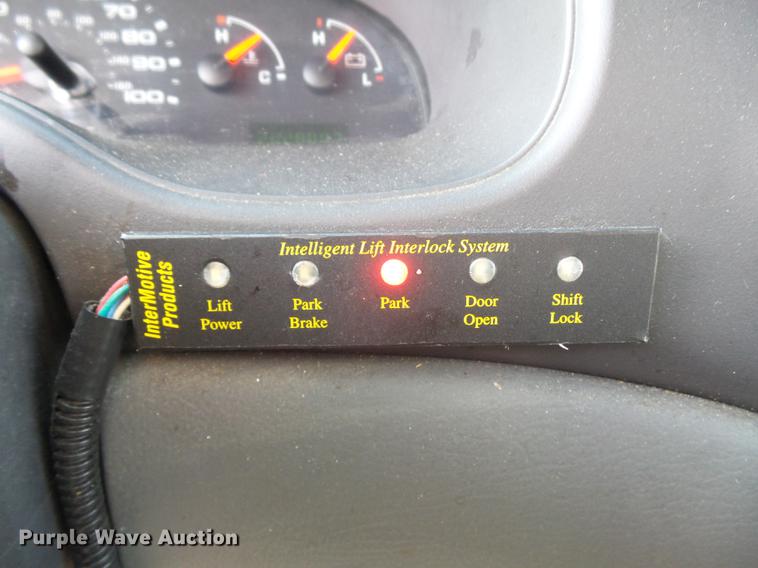 image for item DB6339 2006 Ford Econoline E450 Super Duty shuttle bus