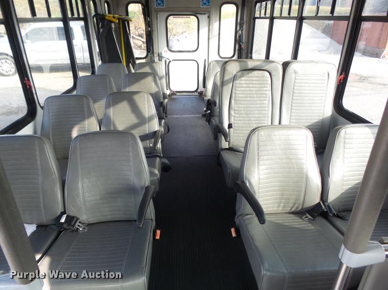 image for item DB6339 2006 Ford Econoline E450 Super Duty shuttle bus