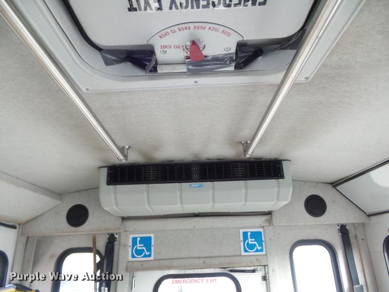 image for item DB6339 2006 Ford Econoline E450 Super Duty shuttle bus