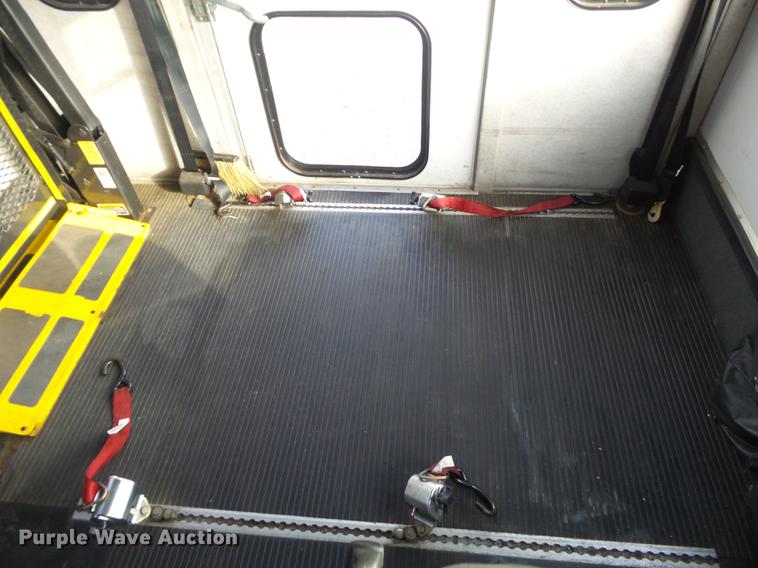 image for item DB6339 2006 Ford Econoline E450 Super Duty shuttle bus