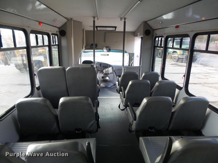 image for item DB6339 2006 Ford Econoline E450 Super Duty shuttle bus