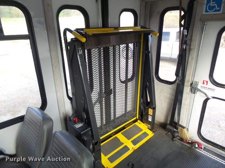 image for item DB6339 2006 Ford Econoline E450 Super Duty shuttle bus