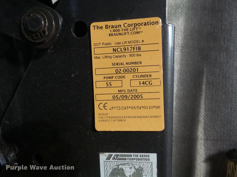 image for item DB6339 2006 Ford Econoline E450 Super Duty shuttle bus