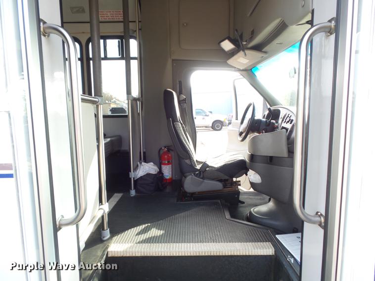 image for item DB6339 2006 Ford Econoline E450 Super Duty shuttle bus