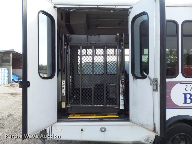 image for item DB6339 2006 Ford Econoline E450 Super Duty shuttle bus