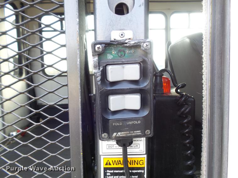 image for item DB6339 2006 Ford Econoline E450 Super Duty shuttle bus