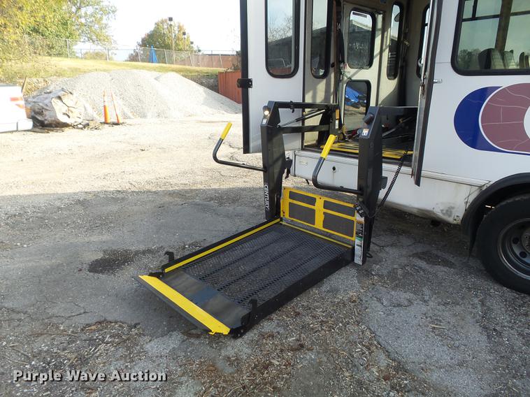 image for item DB6339 2006 Ford Econoline E450 Super Duty shuttle bus