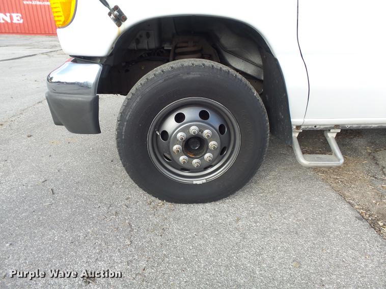 image for item DB6339 2006 Ford Econoline E450 Super Duty shuttle bus