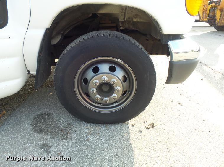 image for item DB6339 2006 Ford Econoline E450 Super Duty shuttle bus