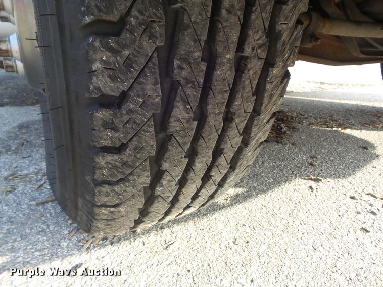 image for item DB6339 2006 Ford Econoline E450 Super Duty shuttle bus