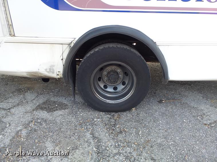 image for item DB6339 2006 Ford Econoline E450 Super Duty shuttle bus