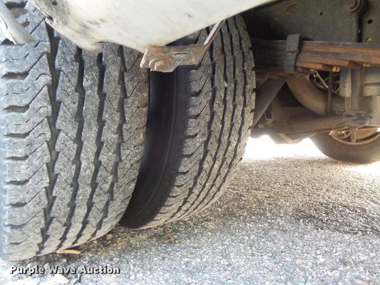 image for item DB6339 2006 Ford Econoline E450 Super Duty shuttle bus