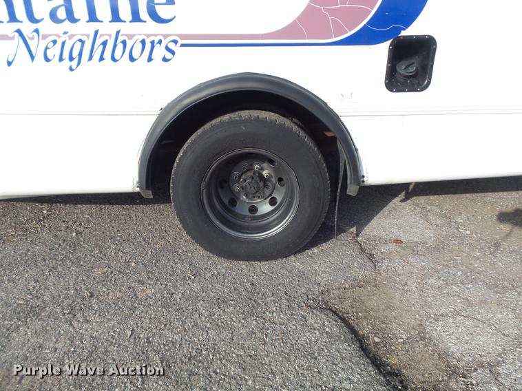 image for item DB6339 2006 Ford Econoline E450 Super Duty shuttle bus
