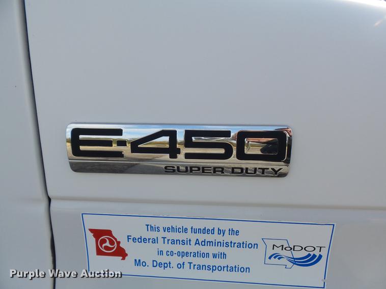 image for item DB6339 2006 Ford Econoline E450 Super Duty shuttle bus