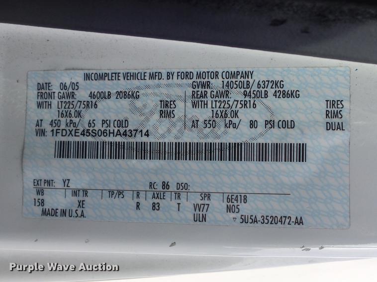 image for item DB6339 2006 Ford Econoline E450 Super Duty shuttle bus