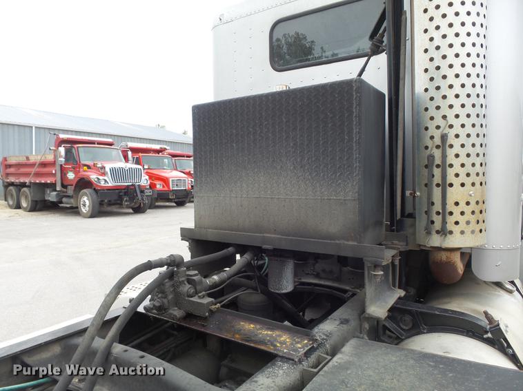 image for item DB6376 1992 Freightliner FLD semi truck