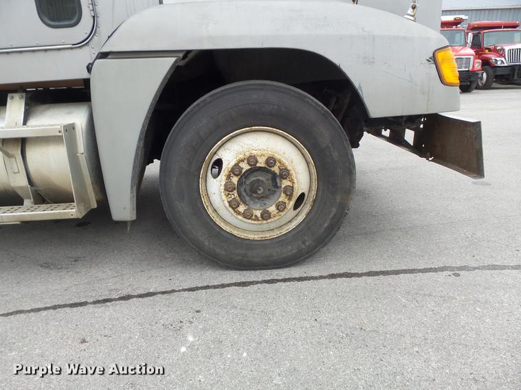 image for item DB6376 1992 Freightliner FLD semi truck