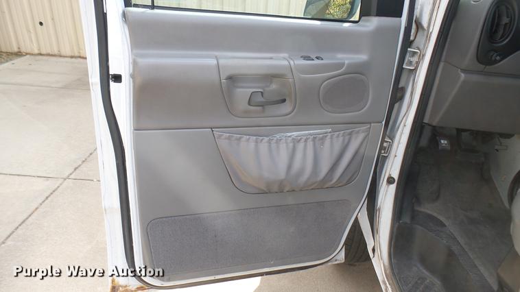 image for item DC1852 1998 Ford Club Wagon XL van