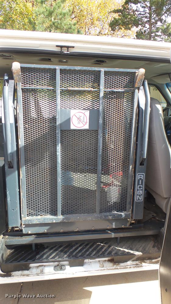 image for item DC1852 1998 Ford Club Wagon XL van