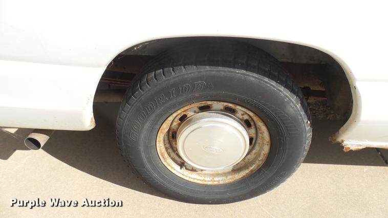 image for item DC1852 1998 Ford Club Wagon XL van