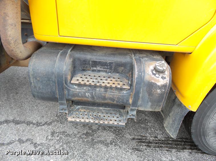 image for item DC6776 2000 International 4900 dump truck