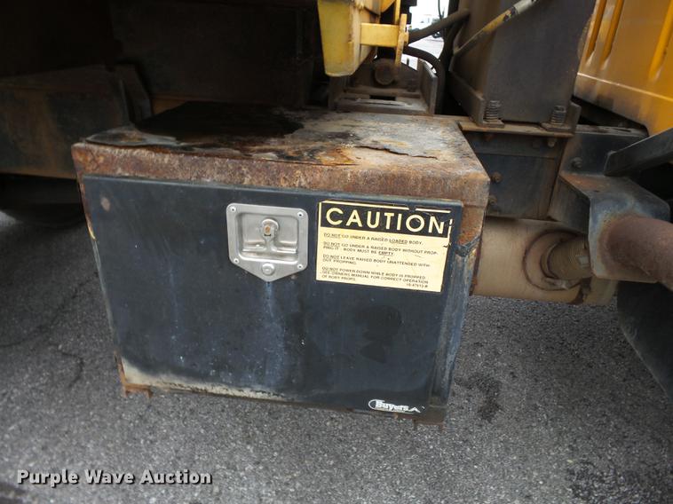 image for item DC6776 2000 International 4900 dump truck