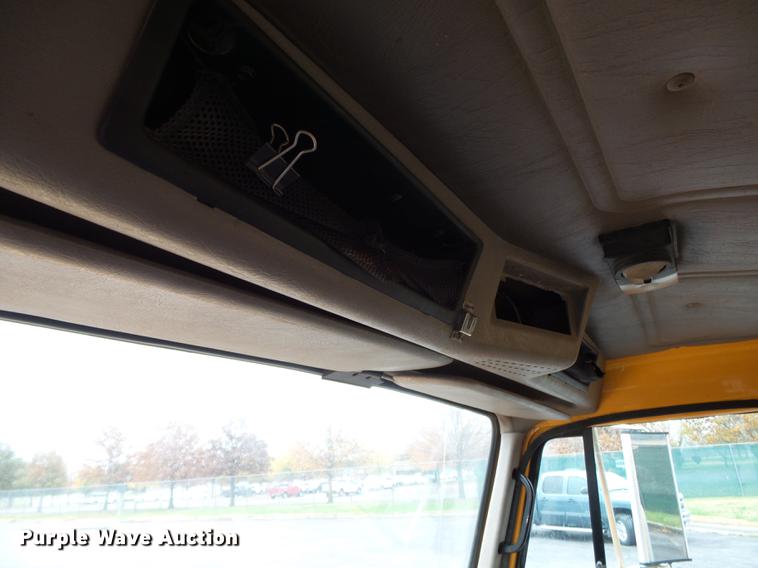 image for item DC6776 2000 International 4900 dump truck