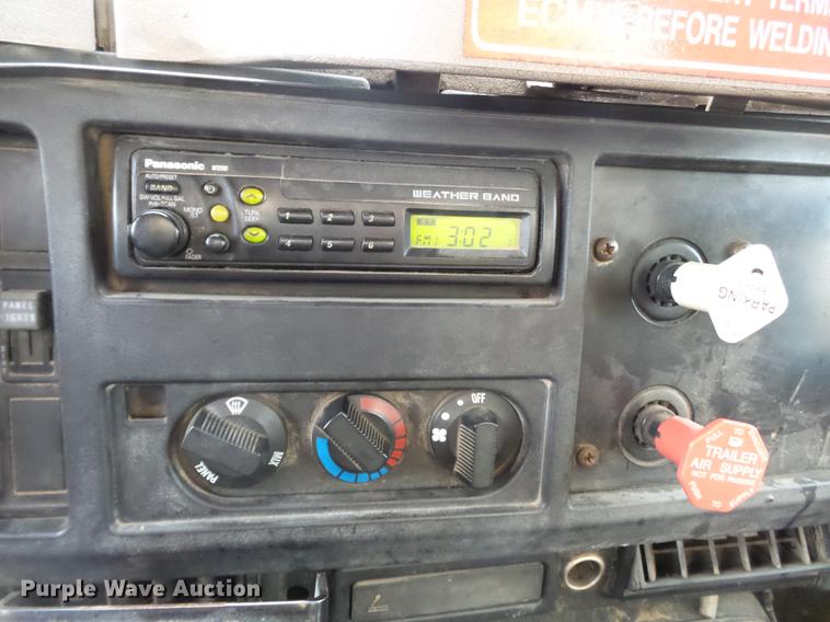 image for item DC6776 2000 International 4900 dump truck